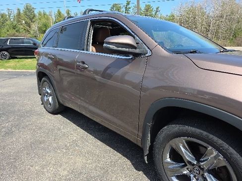 Used 2017 Toyota Highlander Limited AWD/4WD image 32