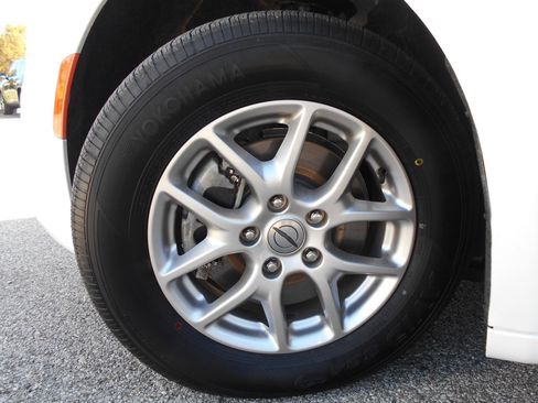 Certified 2024 Chrysler Pacifica Touring-L image 11