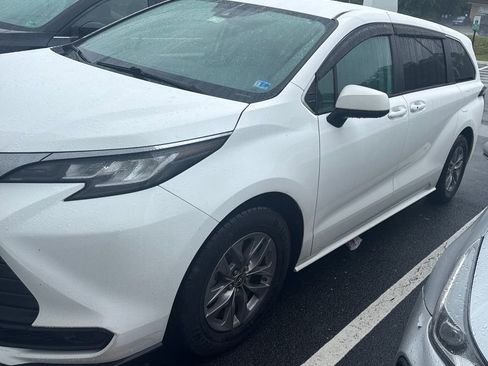 Used 2023 Toyota Sienna LE FWD image 1
