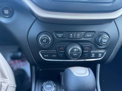 Certified 2017 Jeep Cherokee Latitude w/ Comfort/Convenience Group image 19