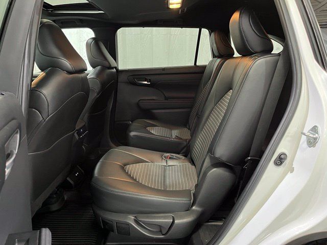 Used 2023 Toyota Highlander XSE AWD/4WD image 11