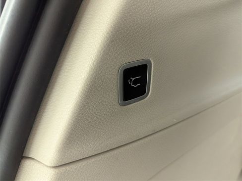 Used 2023 Chrysler Voyager LX image 18