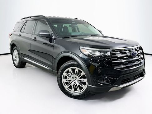 Used 2025 Ford Explorer Active w/ Active Comfort Package AWD/4WD image 2