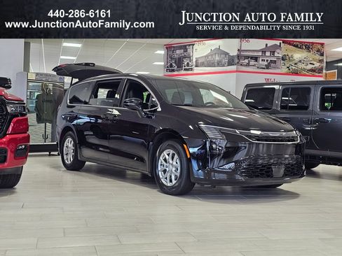 New 2027 Chrysler Pacifica Select FWD image 1