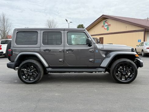 Used 2025 Jeep Wrangler Unlimited Sahara AWD/4WD image 9