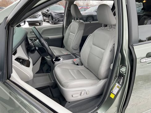 Used 2020 Toyota Sienna XLE w/ XLE Navigation Package image 17