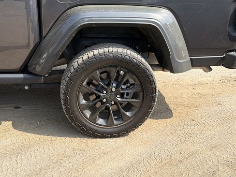 Used 2025 Jeep Gladiator Sport image 12