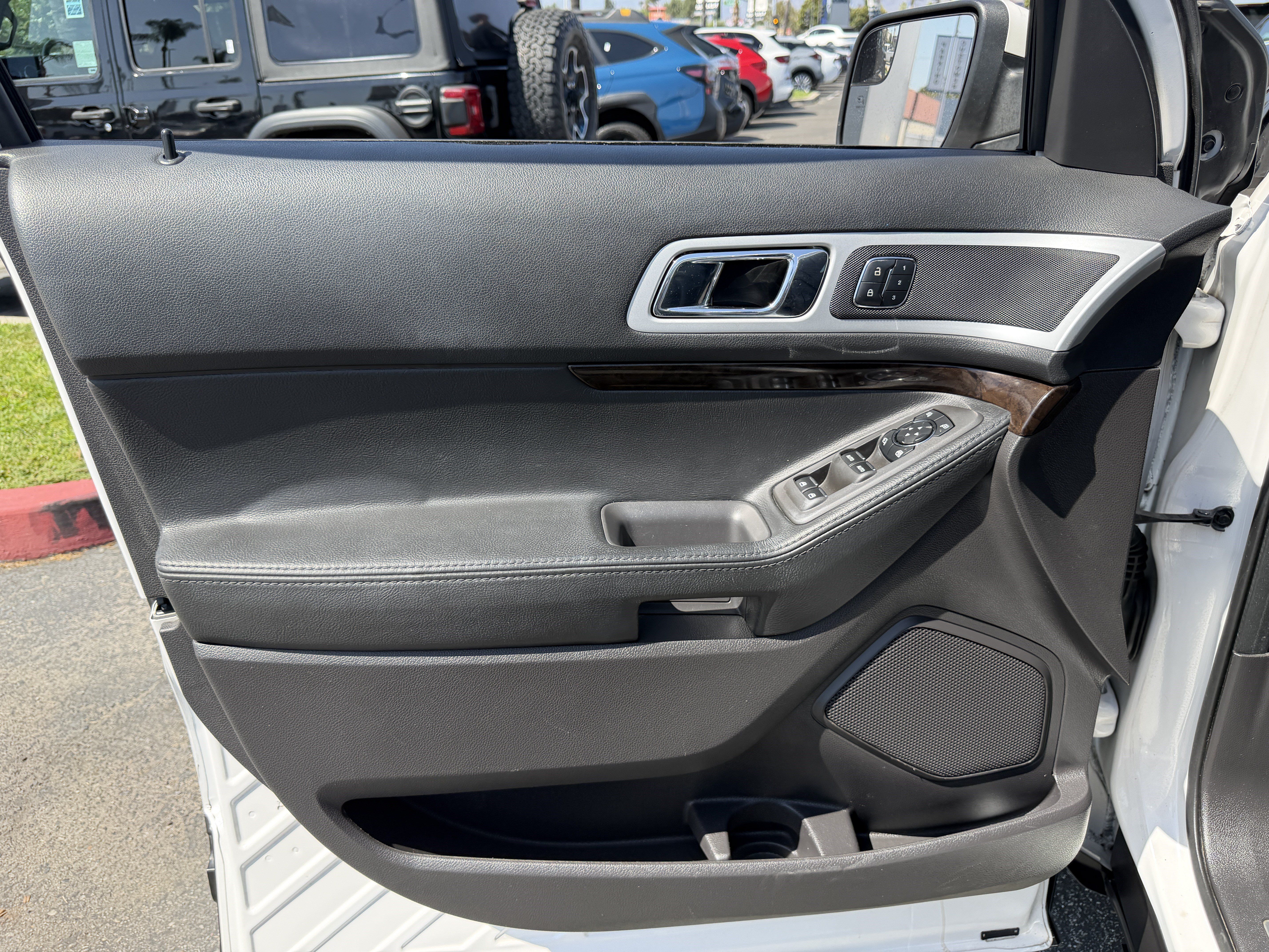 Used 2015 Ford Explorer Limited w/ Equipment Group 301A FWD image 13