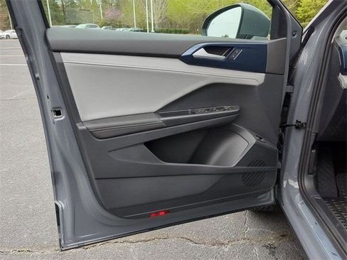 New 2024 Volkswagen Taos SE image 11