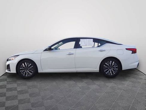 Used 2025 Nissan Altima 2.5 SV FWD image 2