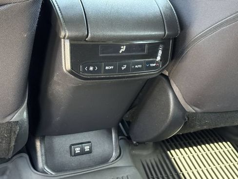 Used 2020 Toyota Highlander L FWD image 14