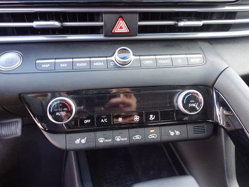 Used 2023 Hyundai Elantra Limited image 18