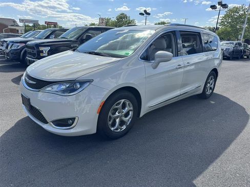Used 2019 Chrysler Pacifica Touring-L w/ Premium Audio Group FWD image 5
