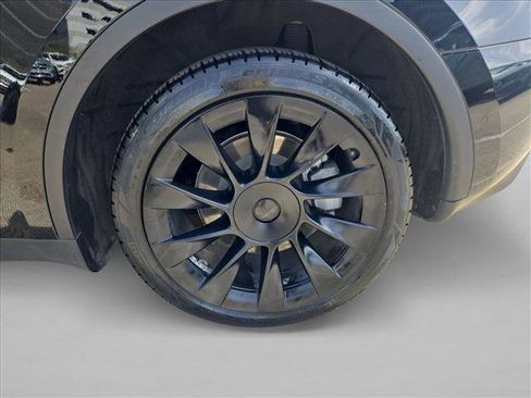 Used 2022 Tesla Model Y Long Range image 22