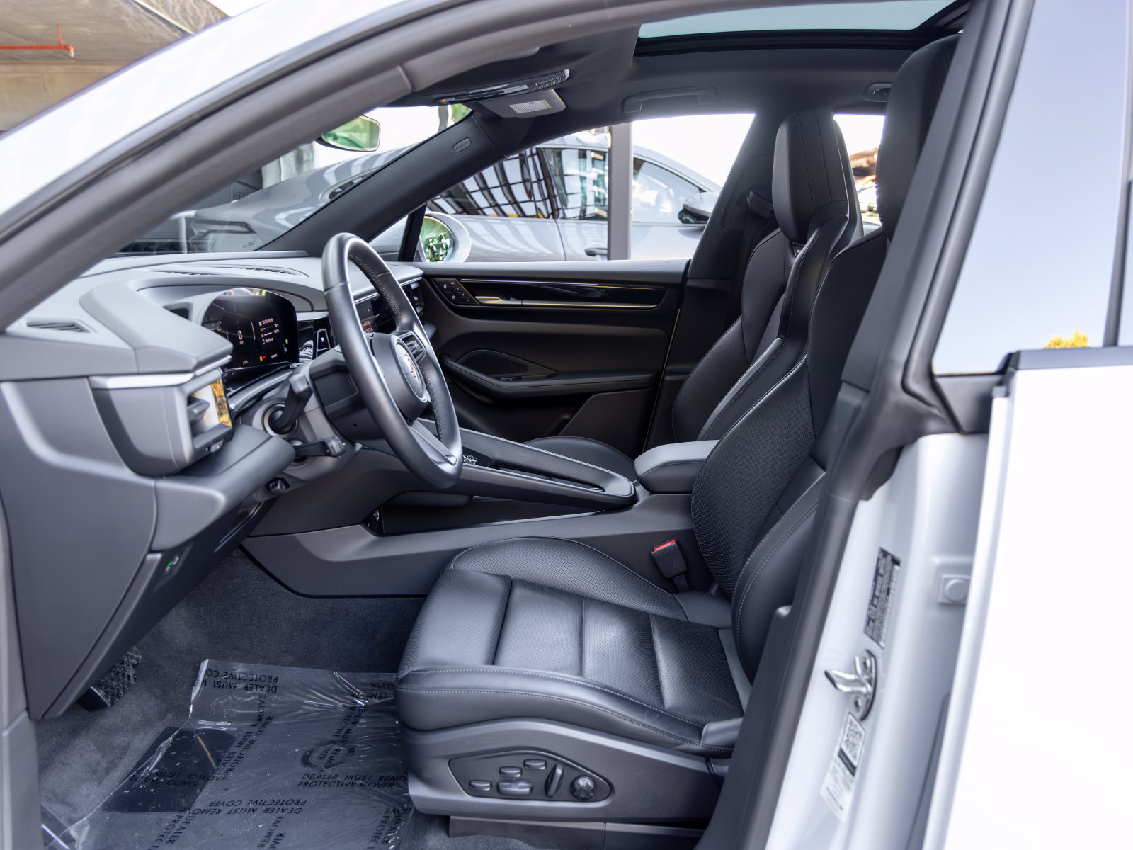 Certified 2025 Porsche Macan Electric RWD image 30