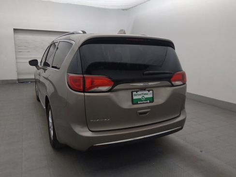 Used 2018 Chrysler Pacifica Touring-L FWD image 5