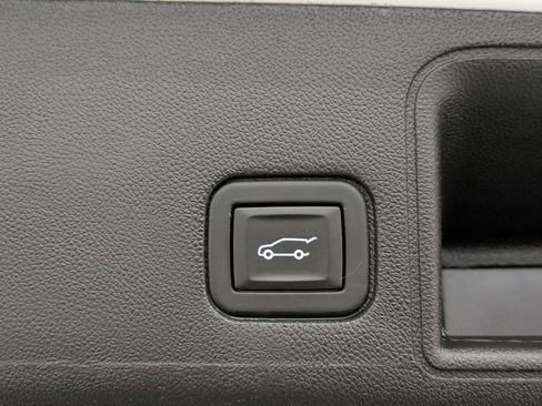 Used 2024 GMC Terrain SLT image 13