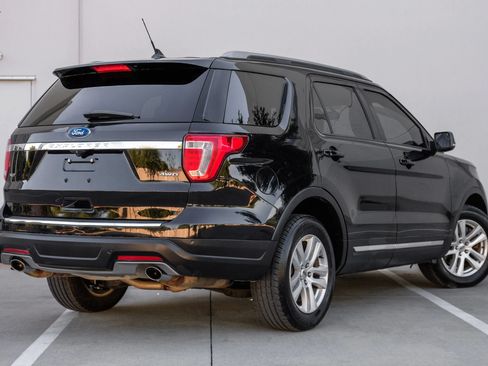 Used 2018 Ford Explorer XLT w/ Equipment Group 202A AWD/4WD image 4