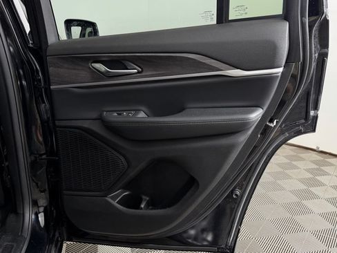 Used 2023 Jeep Grand Cherokee Limited AWD/4WD image 32