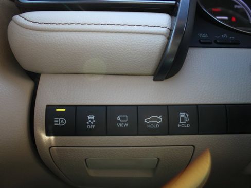 Used 2019 Toyota Camry XLE image 12