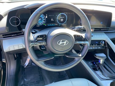 Used 2025 Hyundai Elantra Limited image 28