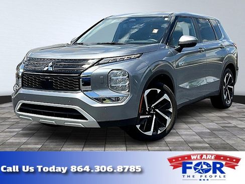 Used 2023 Mitsubishi Outlander SE image 1