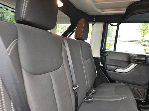 Used 2016 Jeep Wrangler Unlimited Rubicon w/ Connectivity Group AWD/4WD image 15