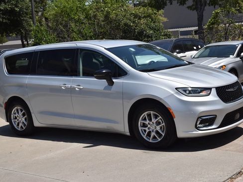 Used 2024 Chrysler Pacifica Touring-L FWD image 5