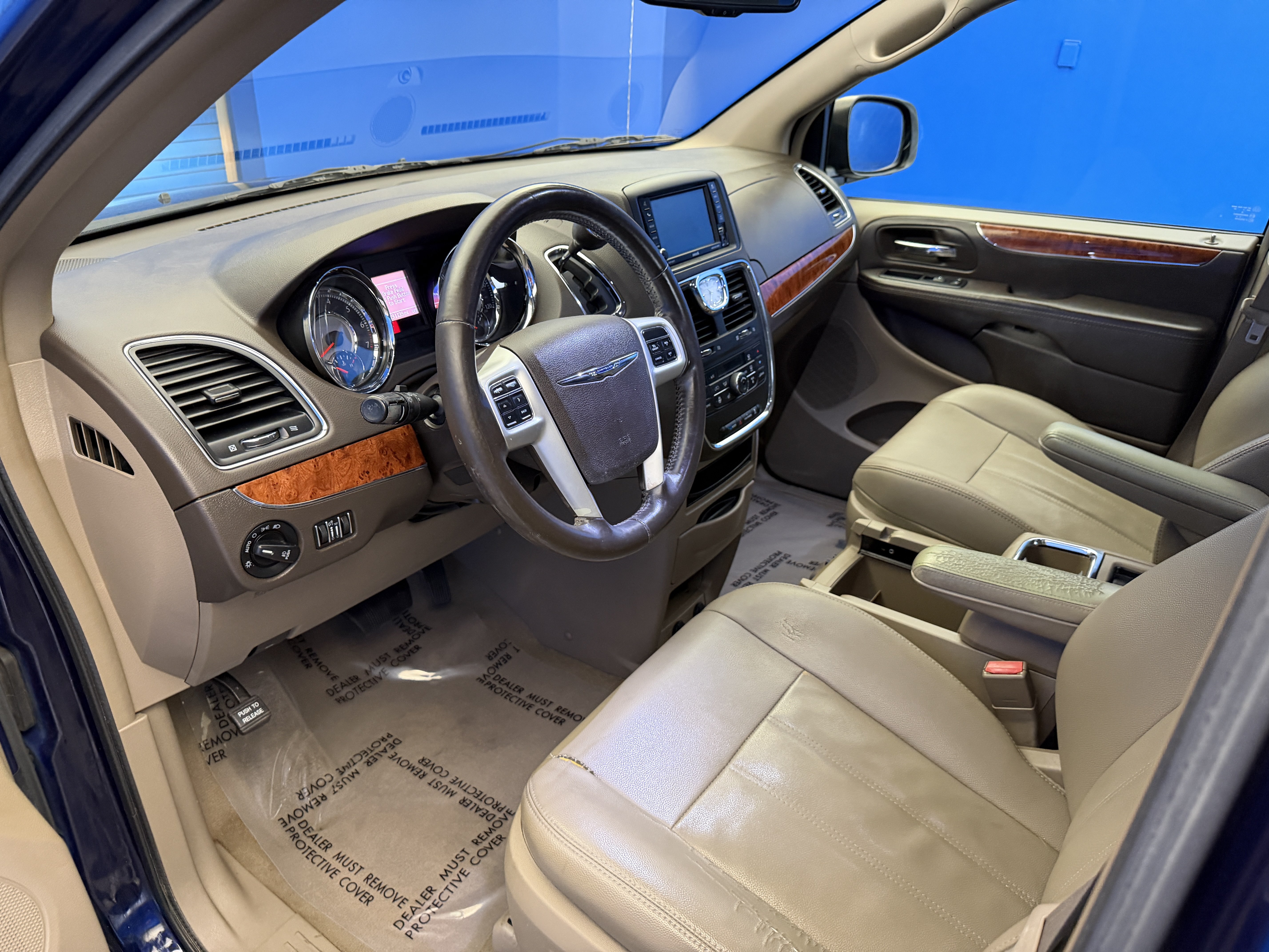 Used 2015 Chrysler Town & Country Touring w/ Driver Convenience Group FWD image 12