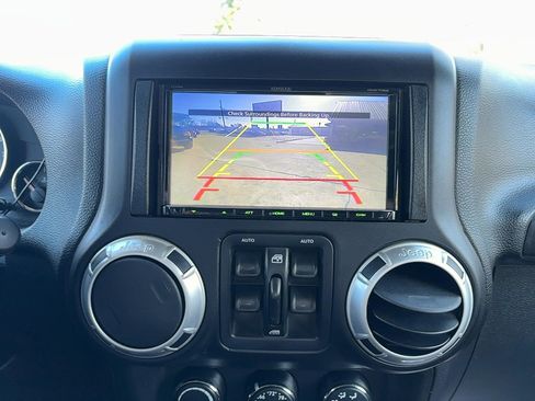 Used 2014 Jeep Wrangler Unlimited Sahara image 22