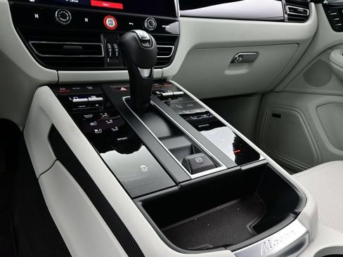 Certified 2025 Porsche Macan AWD/4WD image 11