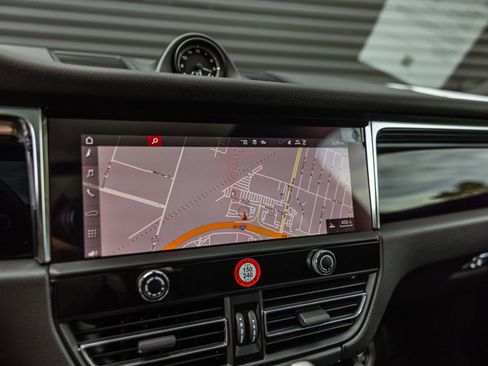 Certified 2026 Porsche Macan AWD/4WD image 21