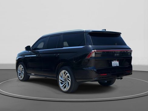 Used 2025 Lincoln Navigator Reserve AWD/4WD image 6