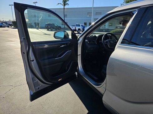 Used 2023 Toyota Highlander Limited image 21