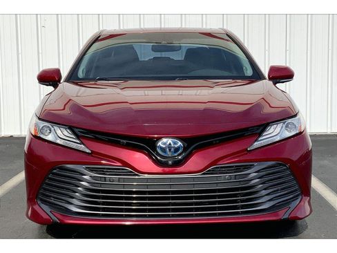 Used 2018 Toyota Camry XLE image 3