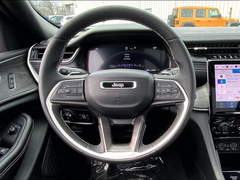 Certified 2024 Jeep Grand Cherokee Limited w/ Black Appearance Package AWD/4WD image 5