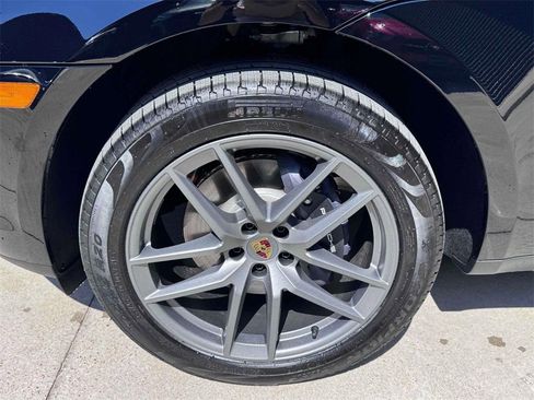 Certified 2025 Porsche Macan AWD/4WD image 16