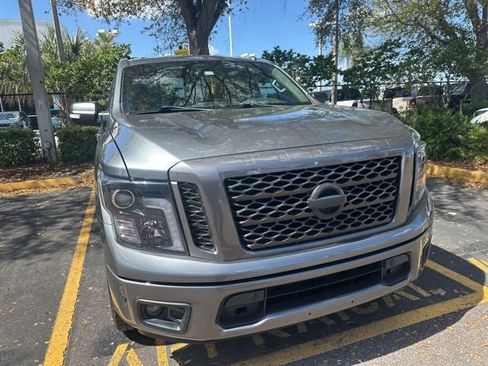 Used 2018 Nissan Titan SV w/ SV Convenience Package image 3