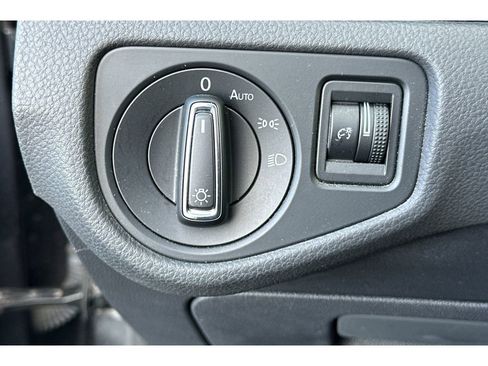 Used 2018 Volkswagen Golf SE image 31