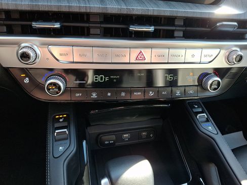 Used 2024 Kia Telluride EX w/ EX Captain's Chair Package image 20