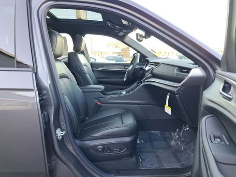New 2025 Jeep Grand Cherokee Limited w/ Luxury Tech Group II AWD/4WD image 17
