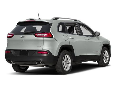 Used 2018 Jeep Cherokee Latitude w/ Altitude Package FWD image 2