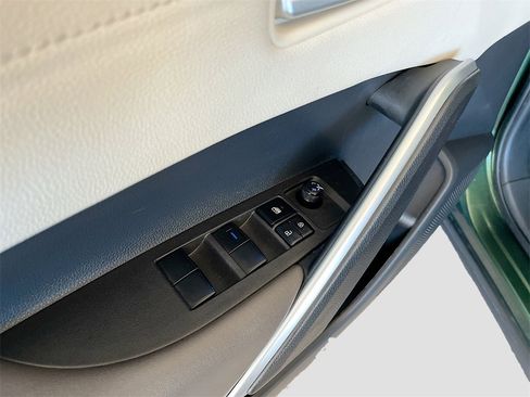 Used 2022 Toyota Corolla Cross XLE w/ Convenience Package image 18