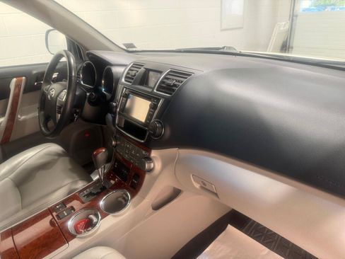 Used 2013 Toyota Highlander Limited AWD/4WD image 11