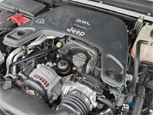 Used 2019 Jeep Wrangler Unlimited Sahara AWD/4WD image 11