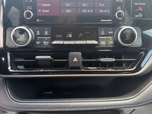 Used 2021 Toyota Highlander L FWD image 29