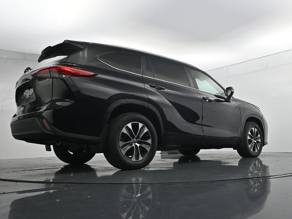 Used 2023 Toyota Highlander XLE AWD/4WD image 23