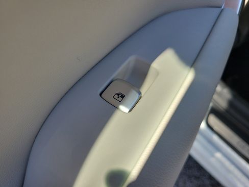 Used 2025 Genesis G70 2.5T image 23