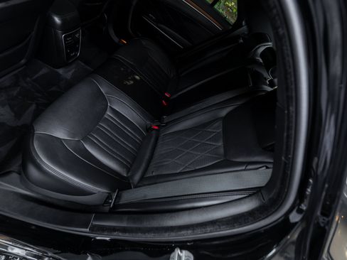 Used 2016 Chrysler 300 C Platinum RWD image 13