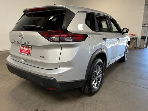 Used 2024 Nissan Rogue S AWD/4WD image 3